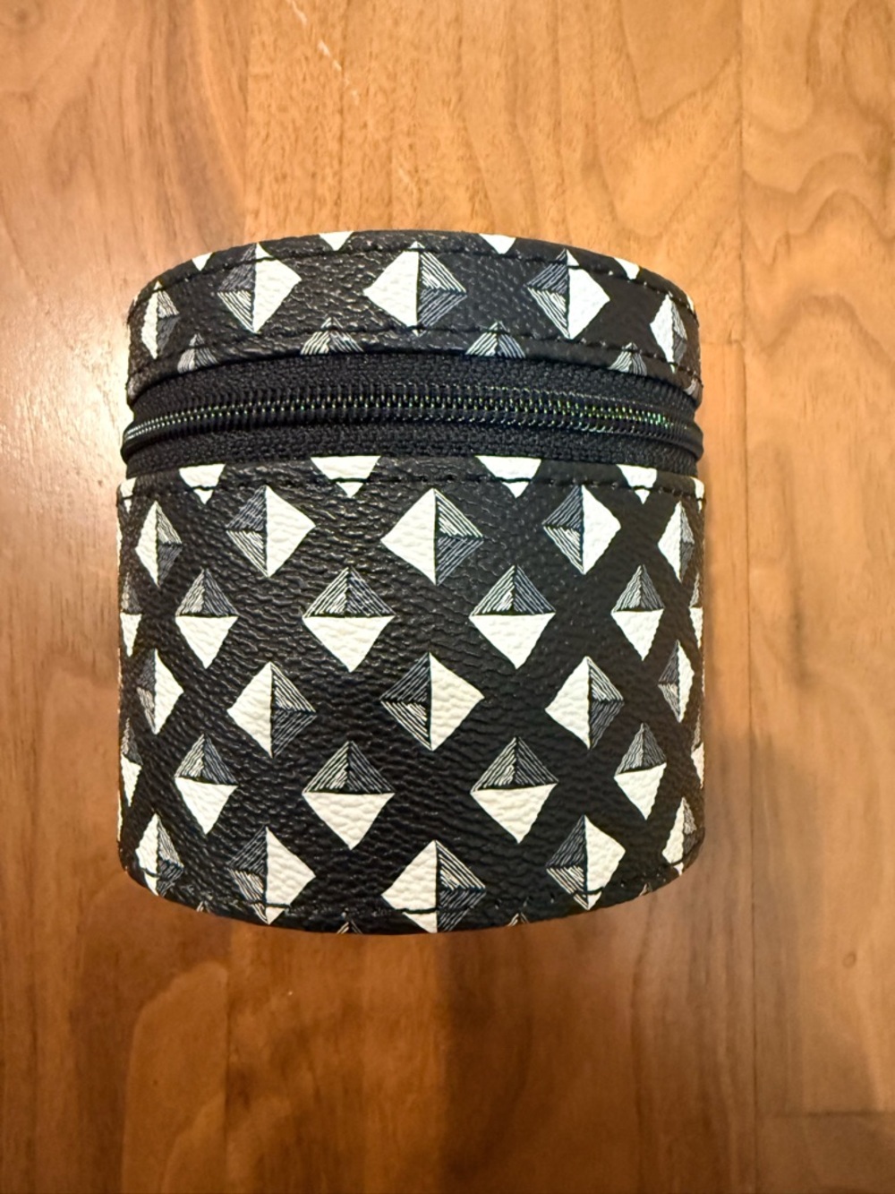 Vera Bradley Black & White Geometric Round zip Jewelry Case